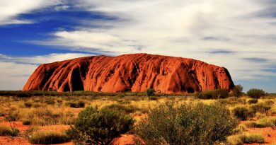 Uluru en las planicies de Australia.