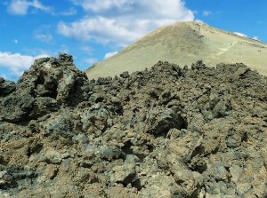 El Monte Teide se eleva a casi cuatro kilómetros.