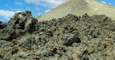 El Monte Teide se eleva a casi cuatro kilómetros.